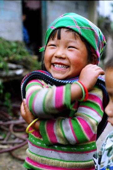 Bé gái vùng cao cười tươi