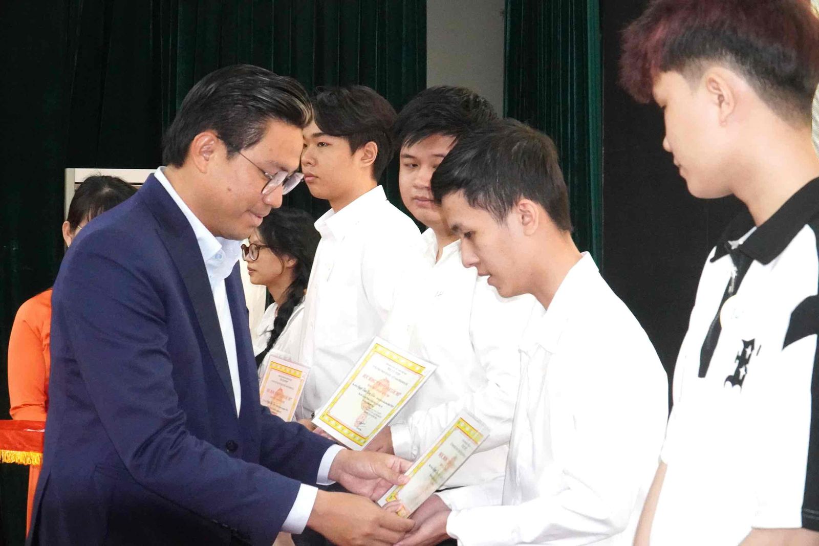 Trao học bổng cho học sinh vùng cao