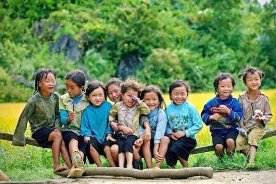 Nhóm trẻ em vùng cao cùng nhau