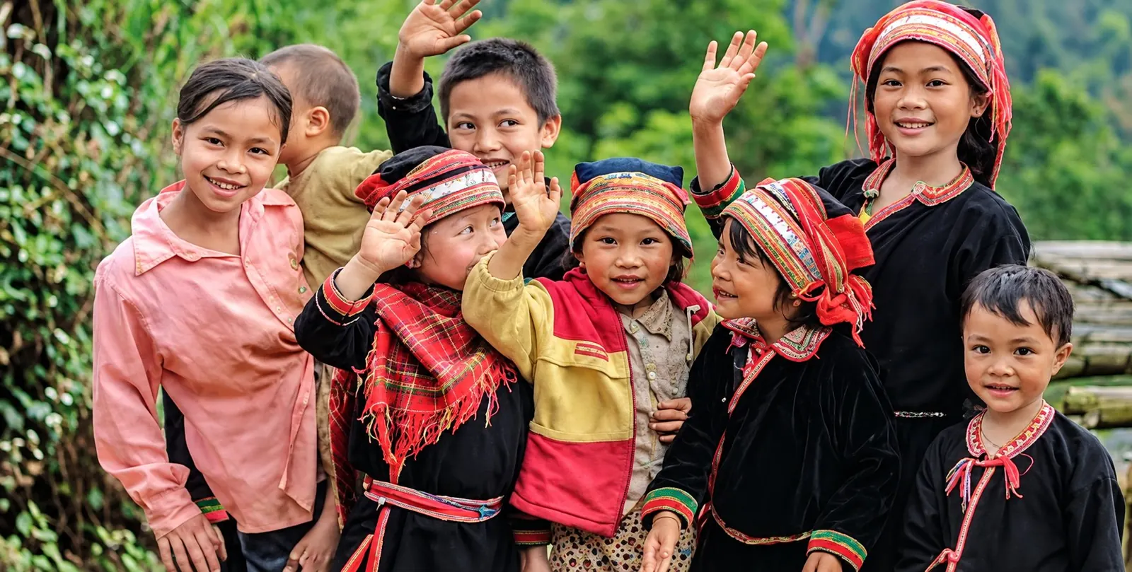 Trẻ em vùng cao vẫy tay chào đón đoàn thiện nguyện
